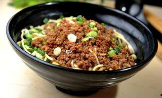 炸酱面视频,一筷面条，尽享传统美食魅力——炸酱面制作视频解析