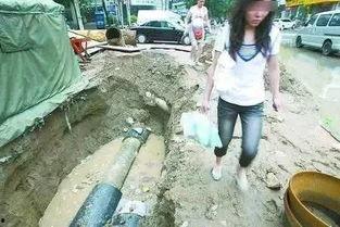 南京火车站挤死人视频,南京火车站踩踏事件惊心动魄瞬间