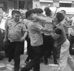 城管打人后被打视频