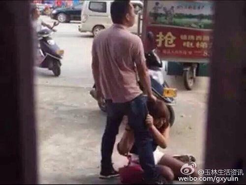 街头强袭扒衣服视频,扒衣视频揭露暴力犯罪现场