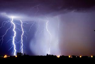 雷击视频,惊心动魄！雷击瞬间震撼画面曝光