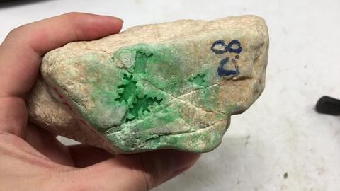 赌石视频,跟随视频一探究竟